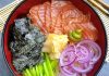 Domburi de salmão yukke (tigela com arroz japonês, salmão temperado e vegetais)