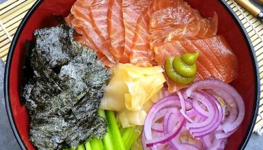 Domburi de salmão yukke (tigela com arroz japonês, salmão temperado e vegetais)