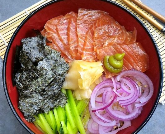 Domburi de salmão yukke (tigela com arroz japonês, salmão temperado e vegetais)