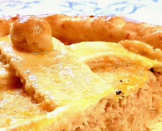 Empadão ou torta de frango com catupiry