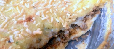 Escondidinho de mandioca ao alho e carne moída