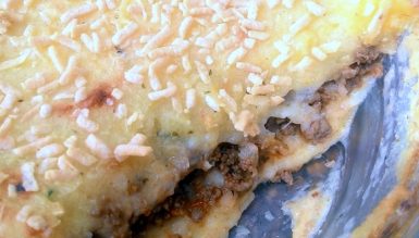 Escondidinho de mandioca ao alho e carne moída