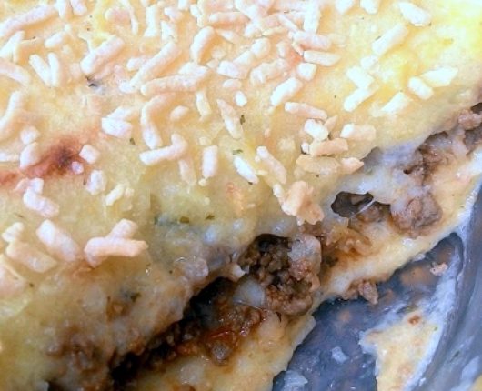 Escondidinho de mandioca ao alho e carne moída