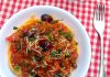 Espaguete à putanesca (molho de tomate com azeitonas, alcaparras e alho)