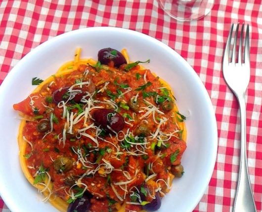 Espaguete à putanesca (molho de tomate com azeitonas, alcaparras e alho)