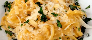 Espaguete com molho de cebolas caramelizadas (receita de uma panela só)