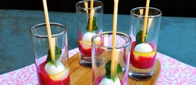 Espetinho de muçarela com pesto de beterraba