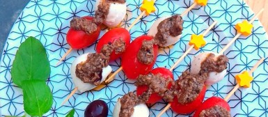Espetinhos de tomate com muçarela de búfala e pesto negro