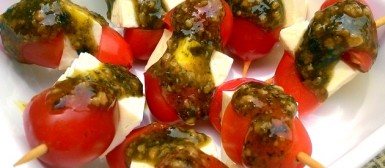 Espetinhos caprese de queijo branco com tomate e pesto