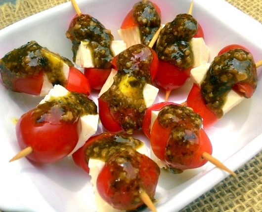 Espetinhos caprese de queijo branco com tomate e pesto