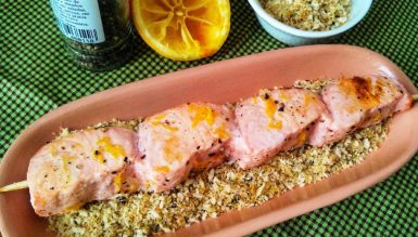 Espetinhos de salmão com limão siciliano