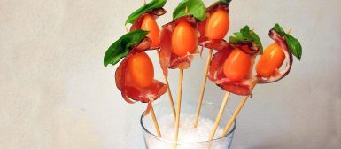 Espetinhos de tomate com copa e manjericão