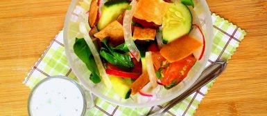 Fatouche (salada árabe com tomate, rabanete, pepino, cebola e croutons de pão sírio)
