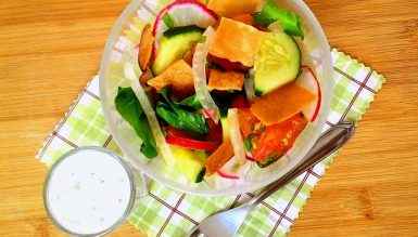 Fatouche (salada árabe com tomate, rabanete, pepino, cebola e croutons de pão sírio)