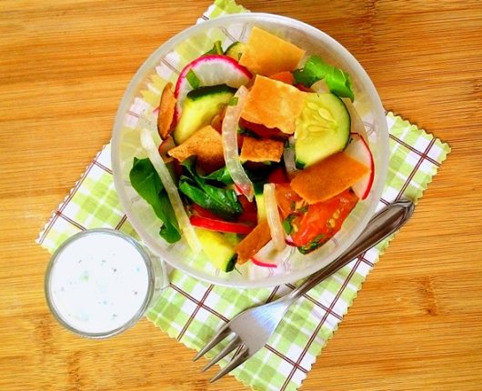 Fatouche (salada árabe com tomate, rabanete, pepino, cebola e croutons de pão sírio)