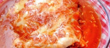 Filé à parmegiana no microondas (empanado e frito/assado com molho e queijo derretido)