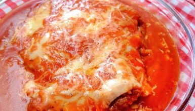 Filé à parmegiana no microondas (empanado e frito/assado com molho e queijo derretido)