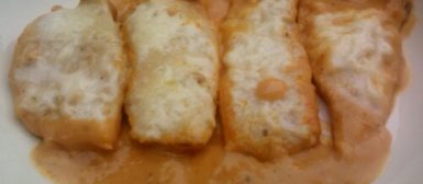 Filé de frango preguiçoso (assado no papel alumínio com molho de tomate, requeijão e queijo ralado)