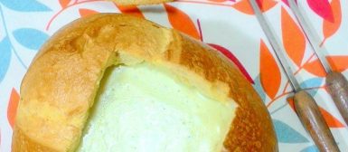 Fondue de gorgonzola no pão italiano