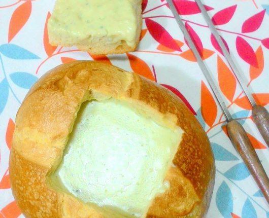 Fondue de gorgonzola no pão italiano