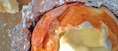 Fondue de queijos de cabra servido no pão