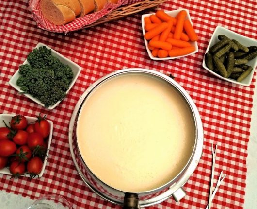 Fondue de queijos mais acessível (com queijos brasileiros)