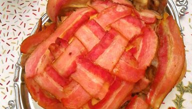 Frango assado com bacon trançado