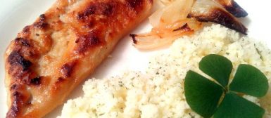 Filé de frango agridoce com cebolas ao forno