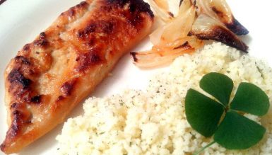 Filé de frango agridoce com cebolas ao forno