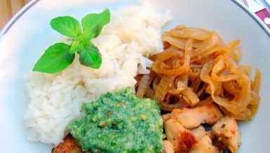 Frango com pesto genovese e cebolas caramelizadas