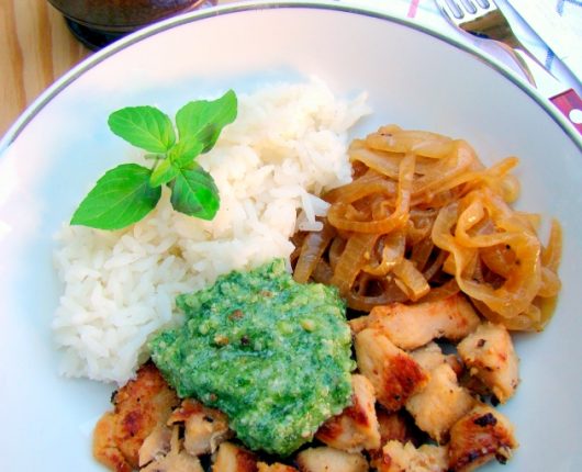 Frango com pesto genovese e cebolas caramelizadas