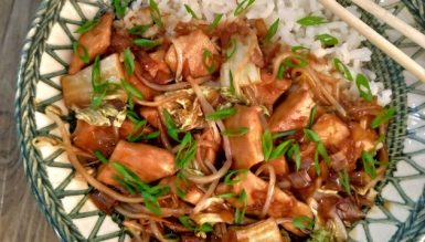 Frango oriental com acelga e broto de feijão