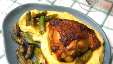 Frango com quiabo e angu de milho