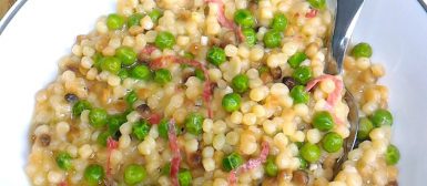 Fregola sarda risotada com ervilhas e salame