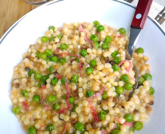 Fregola sarda risotada com ervilhas e salame