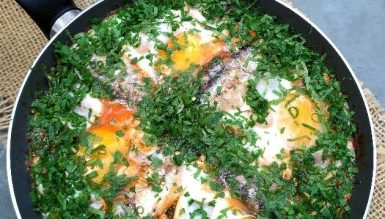 Frigideira portuguesa com ovos e sardinhas
