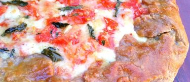 Galette de muçarela com tomate e manjericão