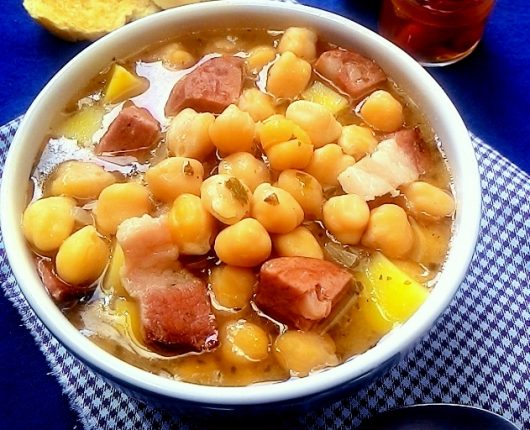 Garbanzo (cozido espanhol de grão de bico com linguiça e batata)