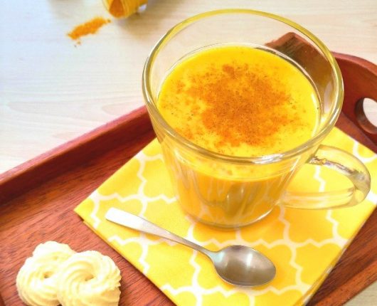 Golden milk (leite com cúrcuma e especiarias)