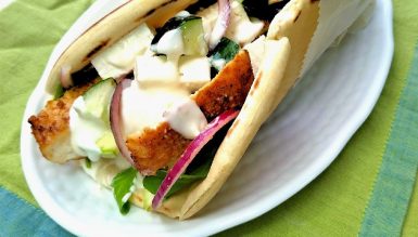 Gyros de frango (sanduíche grego com legumes)