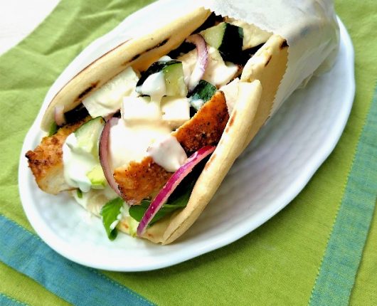 Gyros de frango (sanduíche grego com legumes)