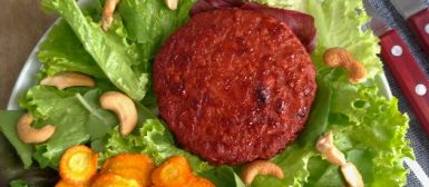 Hambúrguer de atum com beterraba