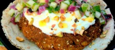 Festival de Hambúrgueres: Árabe (hambúrguer de grão de bico, coalhada seca, vinagrete de pepino com hortelã e pistache no pão sírio)