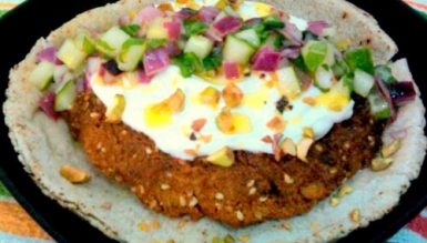 Festival de Hambúrgueres: Árabe (hambúrguer de grão de bico, coalhada seca, vinagrete de pepino com hortelã e pistache no pão sírio)