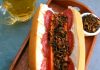 Hot dog currywurst com salame e crispies de cebola