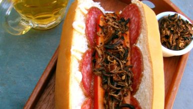 Hot dog currywurst com salame e crispies de cebola