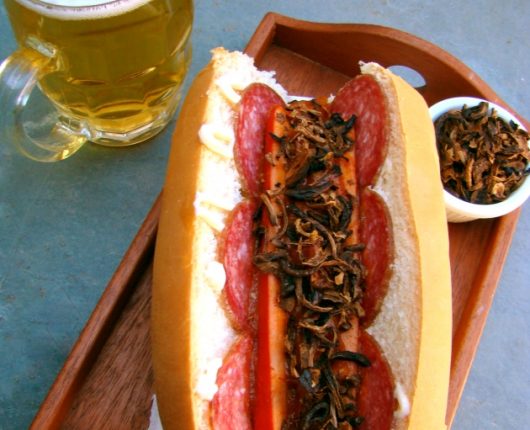 Hot dog currywurst com salame e crispies de cebola