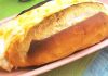 Hot dog francês com creme de queijo gratinado
