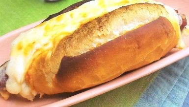 Hot dog francês com creme de queijo gratinado