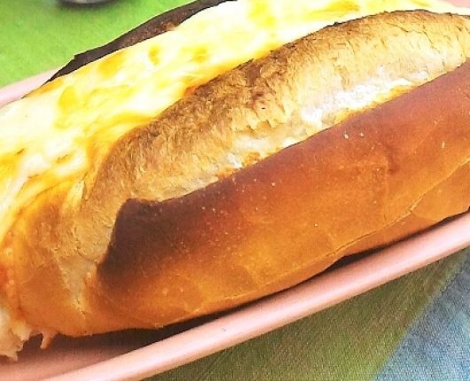 Hot dog francês com creme de queijo gratinado
